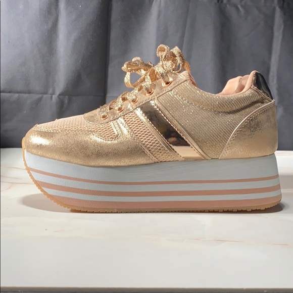 Sneakers - Picture 4 of 7